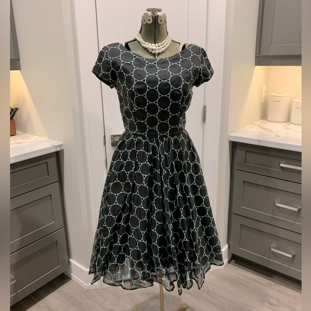 1950s Elegant Black and Green embroidered organza - Medium